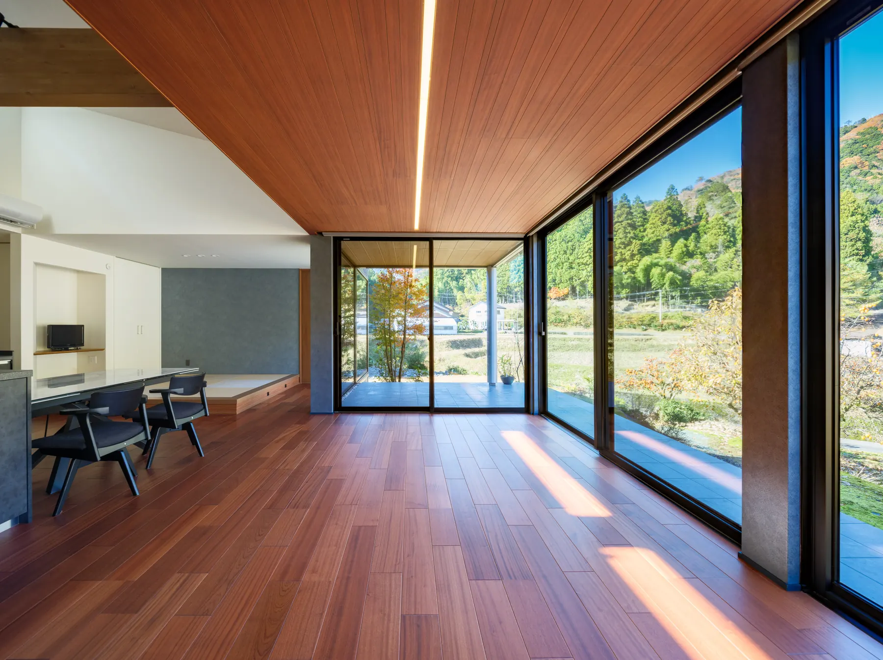 RESIDENCE — Floor by the window